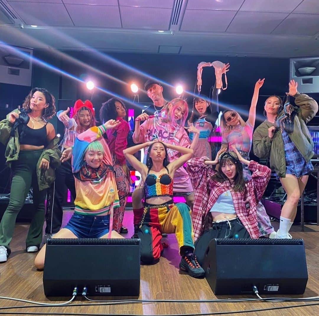 大門弥生のインスタグラム：「GIRLS POWER! こんな最高なオンラインライブは久々やった😭😭チケット買ったら1週間アーカイブ観れるので 見逃した人、絶対観て！！！ ． 駆けつけてくれた Rei©︎hi,あっこゴリラ,なみちえ,Zoom Gals にBig up! We did great work with producer XLII, dancer Akane, R!no. Big Respect  #YouMakeShibuya」