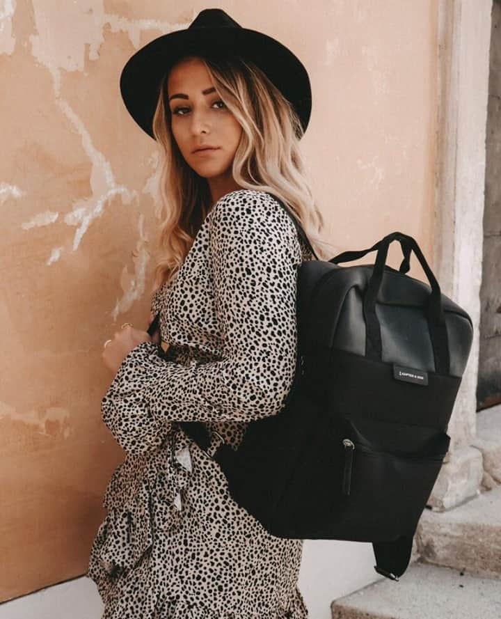 Kapten & Sonさんのインスタグラム写真 - (Kapten & SonInstagram)「'All black is my happy color.' 🖤 Ours too! Shop the look - the backpack is our Bergen "All Black" which has a volume of 11liter in it. 🙌 #bekapten #kaptenandson⁠ .⁠ .⁠ .⁠ #backpack #style #fashion #glamourshoppingweek #inspiration #outfit #ootd #dailyoutfit #shopthelook #allblack #dailycompanion #travelbuddy #bergenallblack」10月3日 3時31分 - kaptenandson