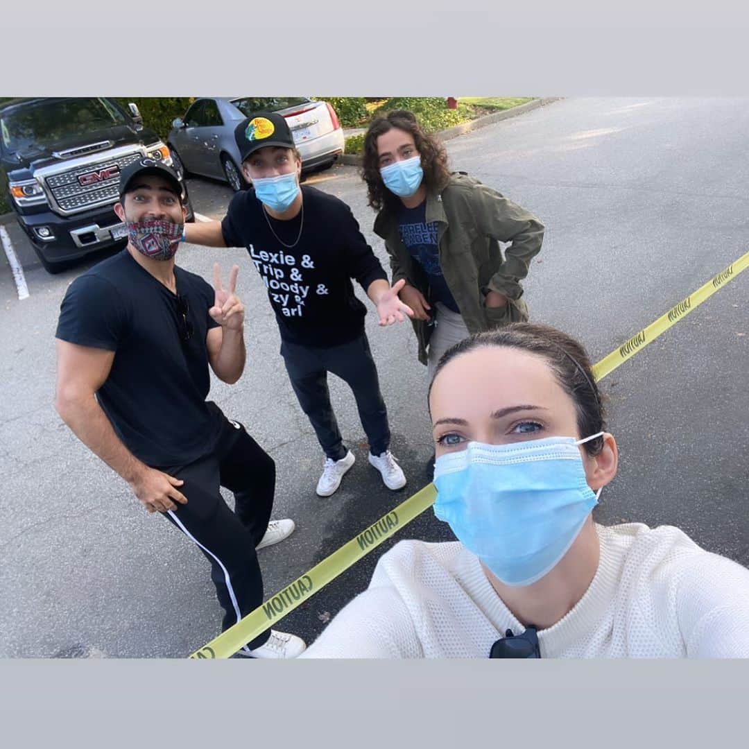 ビッツィー・トゥロックのインスタグラム：「Reunited with my boys! 😍😍😍 @tylerhoechlin @alexgarfin @jordanelsass @cwsupermanandlois #thekents」