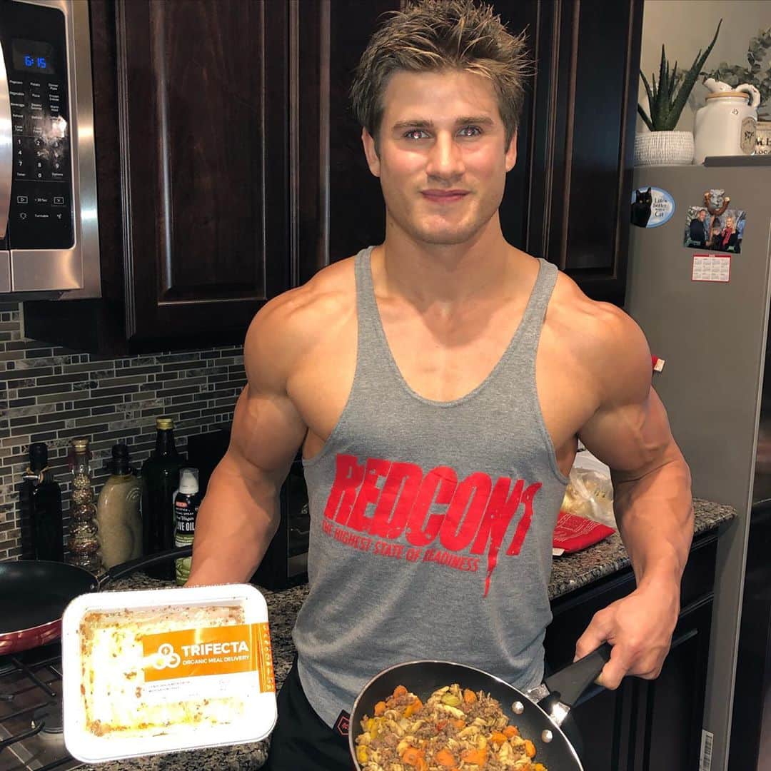 セージ・ノースカットのインスタグラム：「@trifecta clean meals! Keeping me in shape」