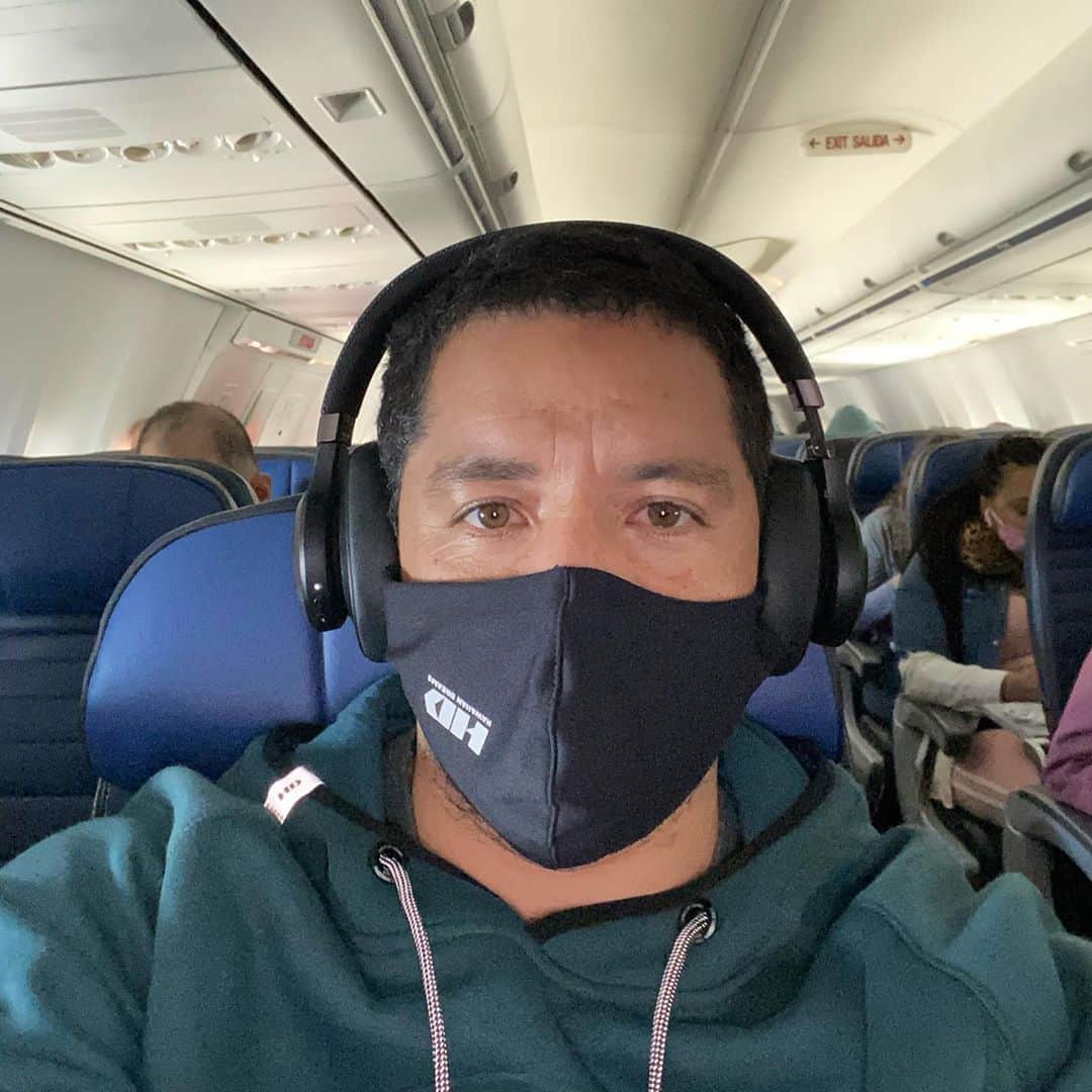 アドリアーノ・デ・ソウザのインスタグラム：「É tão diferente viajar com tudo que está acontecendo, uma chuva de sentimentos. No inicio da Pandemia, não podia nem ir a praia pegar sol, eu me senti um criminoso quando eu fui a praia tomar sol e dar um mergulho no mar, não podia sair de casa, os aviões somente tinha que ter 30% da ocupação. Após alguns meses esse avião que estou ta 100% de ocupação, ah além disso ficou faltando 20 pessoas em lista de espera. Eu sinto que posso está errado, mas a Pandemia não acabou e está voltando tudo, será que não deviamos retornar tudo lá trás? qual a diferença de hoje e ontem? Sinto muito pelos que estão lutando e aqueles que já se foram pela pandemia, mas sinto ao longo do processo que estamos passando de aprendizado mas ao mesmo tempo uma confusão, quando tudo isso vai terminar?  Meus país não aguentam mais ficar dentro de casa, são meses trancados, afetam o mental, parte física, deixaram de fazer o que gostam pela vida, tudo isso muito difícil de entender. Talvez um dia eu encontre o que esse processo nos trouxe de aprendizado. @jbl_brasil #liberdadesemfio」