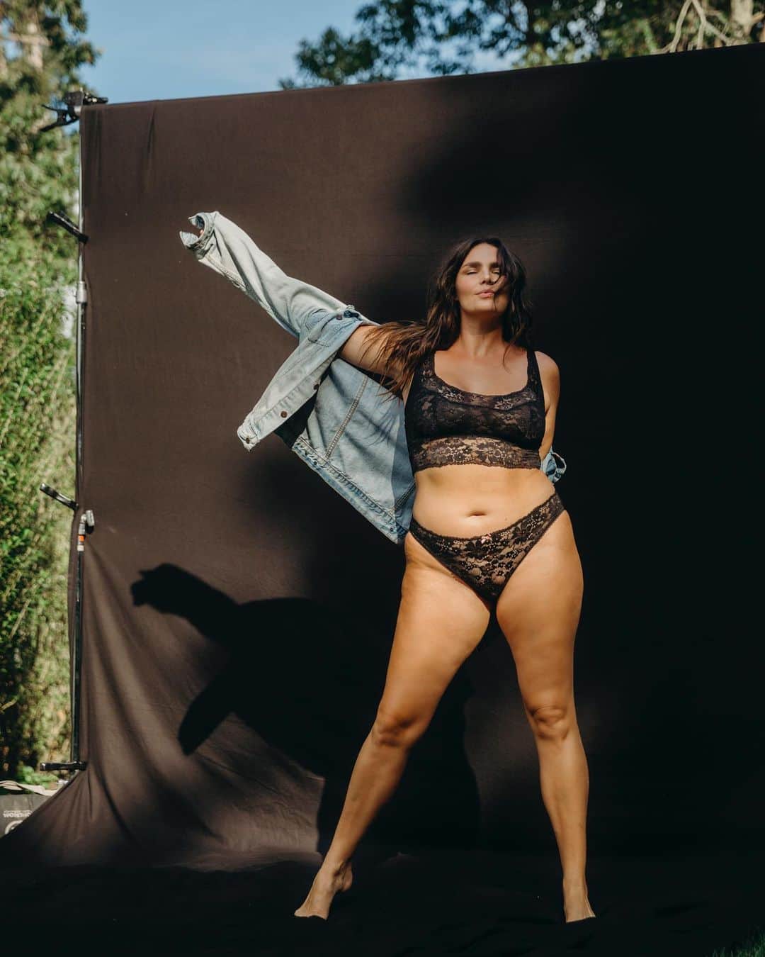キャンディス・ハフィーンのインスタグラム：「Raw photos and real JOY.  New @victoriassecret bras made with recycled textiles in extended sizing!!! In the words of Penny Lane, babe, “It’s all happening”!!! 🎉💪 Check stories for a tutorial from you know who! 😉  Snapped by #themattpowers」