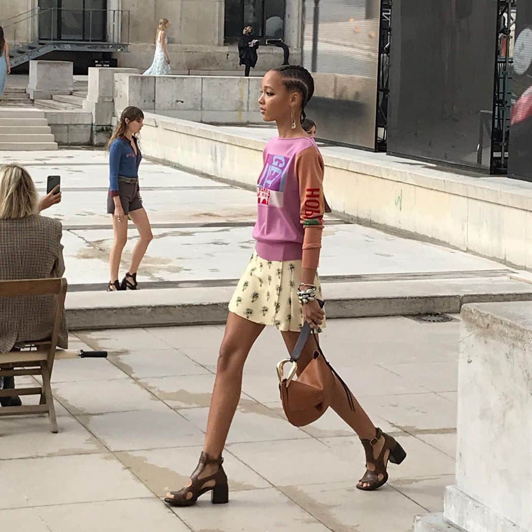 装苑さんのインスタグラム写真 - (装苑Instagram)「CHLOÉは「パレ・ド・トーキョー」の外階段を使ったショー。  正面の大スクリーンにはパリの街角で撮影されたモデルたちの映像が映し出され、フェミニンで快活な女性像が描かれていた。   #ParisFashionWeek #SS2021 #CHLOÉ」10月3日 3時47分 - soenonline