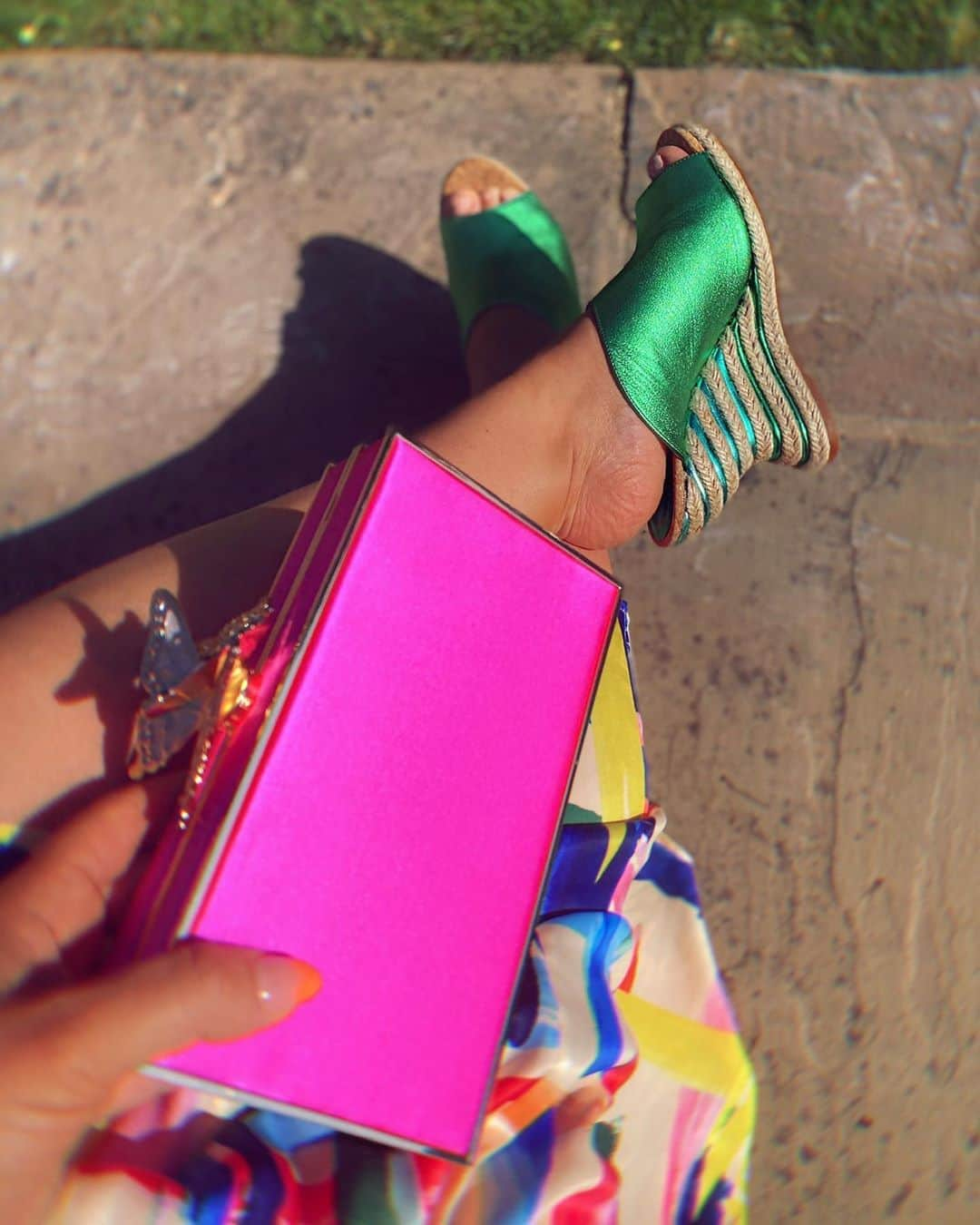 SOPHIA WEBSTERさんのインスタグラム写真 - (SOPHIA WEBSTERInstagram)「A pink & green dream... 🌷💚 Love the curved wedge on my new ‘Carlita’ espadrille design. The ombre metallic leather details in the wedge look even better in real life.. 😍💙💚 S x 🦋⁣ ⁣ #SophiaWebster #SophiaInSophias」10月3日 3時56分 - sophiawebster