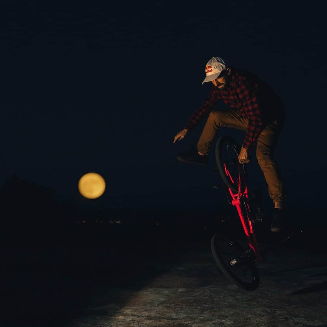 レッドブルさんのインスタグラム写真 - (レッドブルInstagram)「The harvest moon only happens once a year, and @terryadamsbmx took full advantage of it 😍Hit the link in our bio to read more about his adventure in the Ozarks!  📸: @thejeffrose  #bmx #flatland #bike #redbull #givesyouwings」10月3日 4時00分 - redbull
