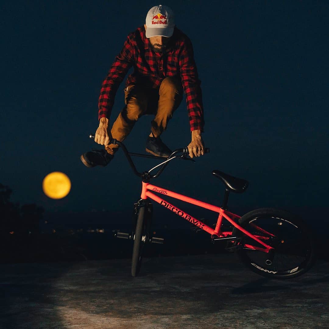 レッドブルさんのインスタグラム写真 - (レッドブルInstagram)「The harvest moon only happens once a year, and @terryadamsbmx took full advantage of it 😍Hit the link in our bio to read more about his adventure in the Ozarks!  📸: @thejeffrose  #bmx #flatland #bike #redbull #givesyouwings」10月3日 4時00分 - redbull