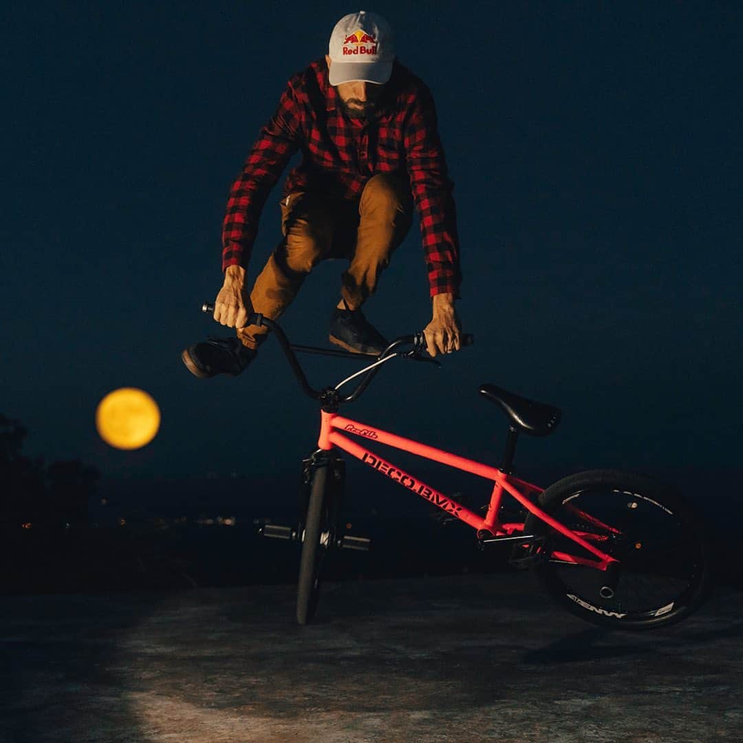 レッドブルのインスタグラム：「The harvest moon only happens once a year, and @terryadamsbmx took full advantage of it 😍Hit the link in our bio to read more about his adventure in the Ozarks!  📸: @thejeffrose  #bmx #flatland #bike #redbull #givesyouwings」