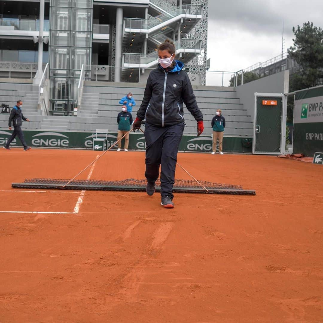 フローラン・ダバディーさんのインスタグラム写真 - (フローラン・ダバディーInstagram)「Roland Garros day 6 クレーの職人たち、ライン・ジャッジ、ボール・キッズ、お疲れ様！ #rolandgarros2020 🎾」10月3日 4時01分 - florent_dabadie