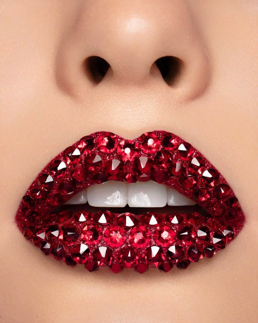 のインスタグラム：「Flip the switch and #turnyourlipson with Swarovski crystal lip kits from the iconic @patmcgrathreal  #CrystalsfromSwarovski #SwarovskiForProfessionals  For artistic value only.」