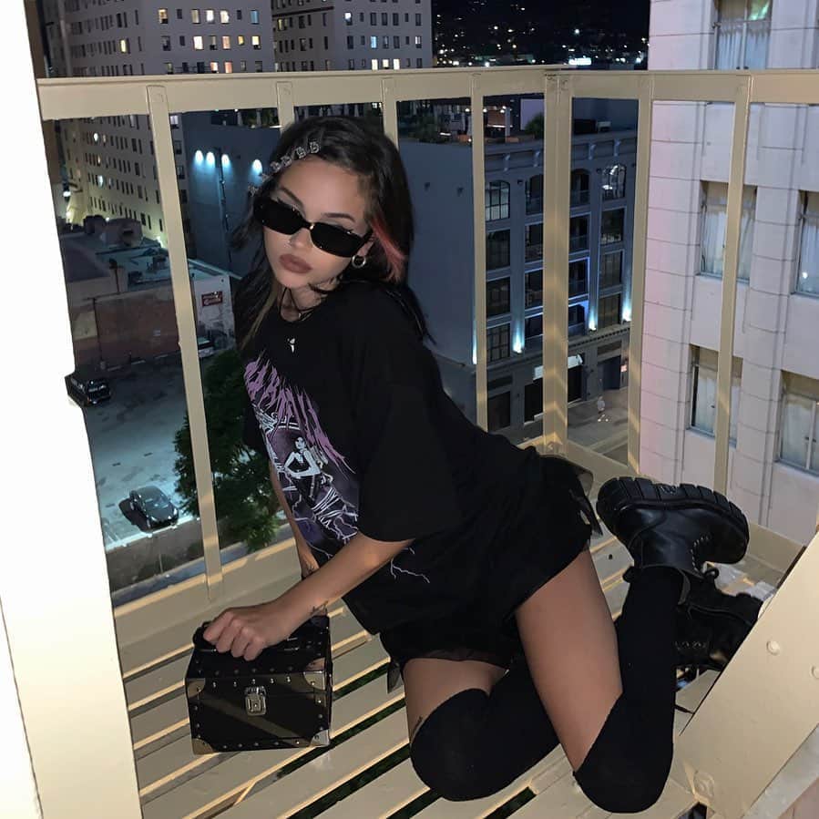 マギー・リンデマンのインスタグラム：「merch store is restocked🖤🕷💋 w cheaper shipping options!!!! link in bioooo🖤🖤🖤」
