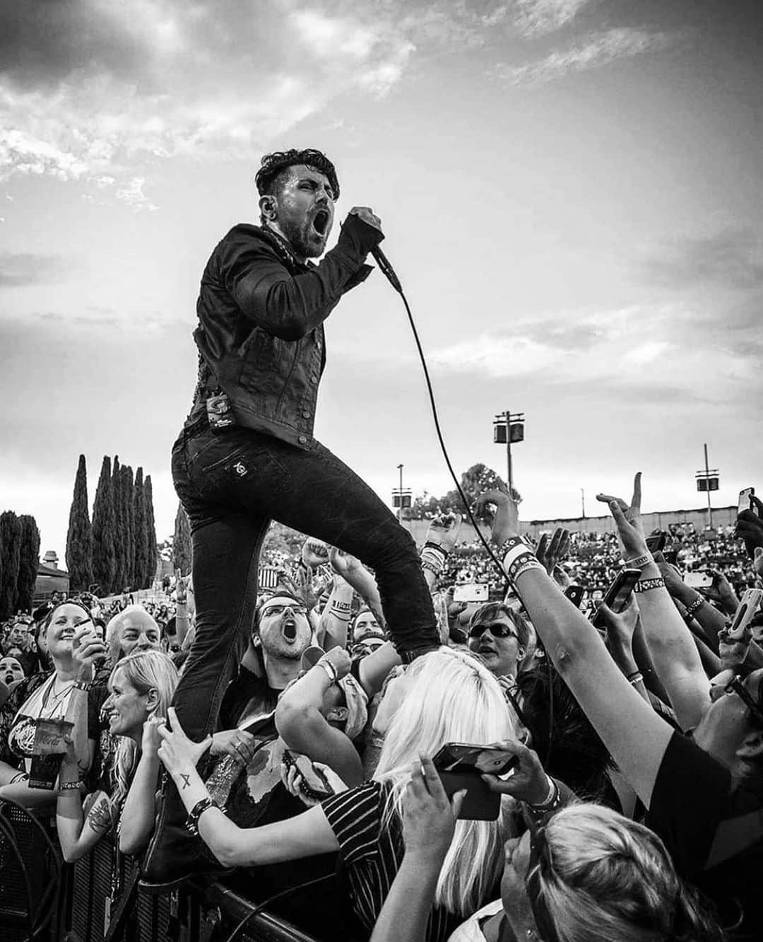 AFIのインスタグラム：「Broken teeth and bloody eyes ﻿📷: @alexdrumming」