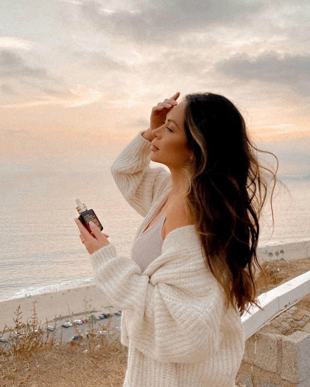 Marianna Hewittのインスタグラム：「The new @EsteeLauder #AdvancedNightRepair serum gives you 8-hour anti-oxidant protection to help defend skin against damage from environmental sources like pollution when you’re outdoors. Plus, you can recycle the glass bottle ♻️ #EsteePartner #GenerationANR」