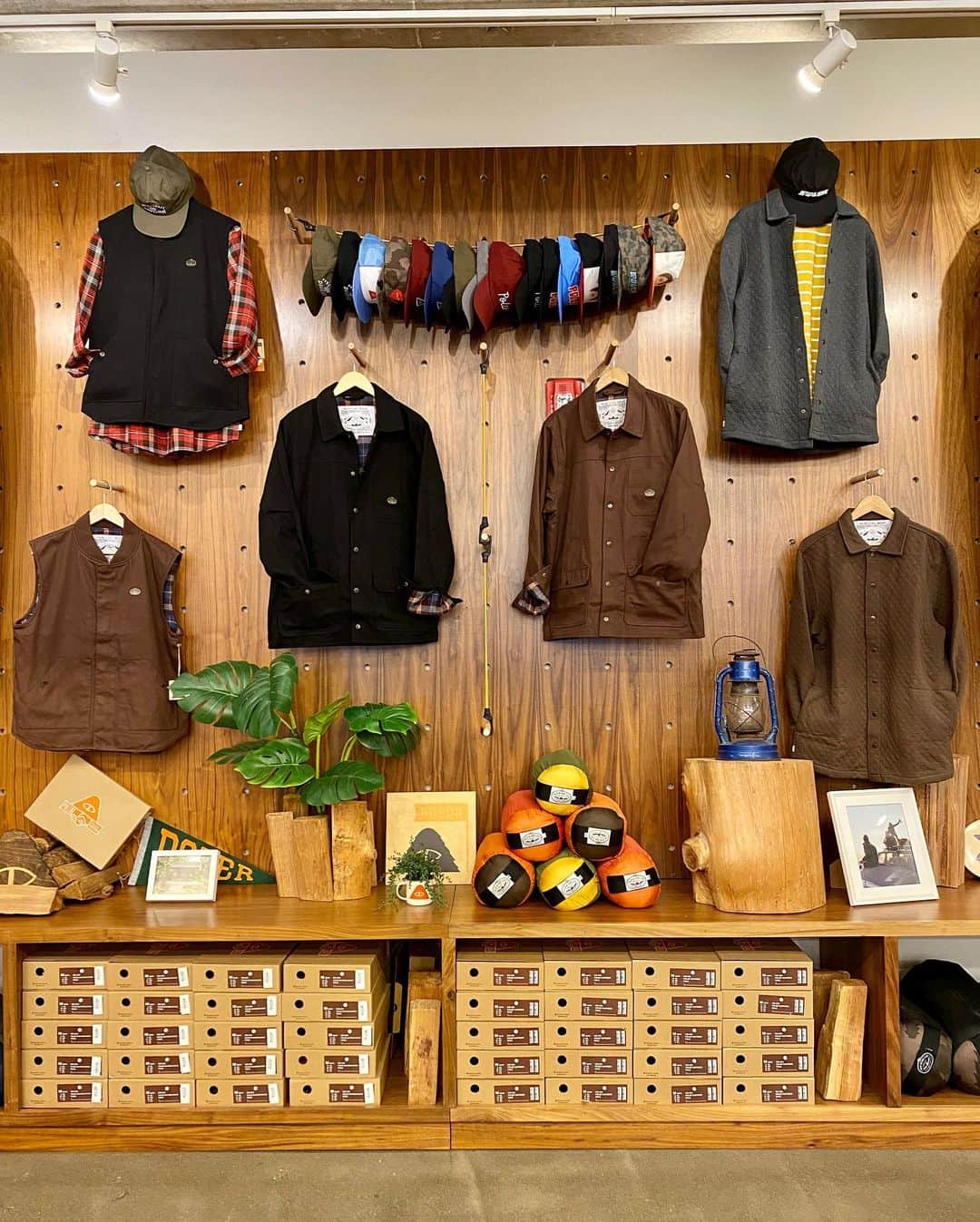 Poler Outdoor Stuffさんのインスタグラム写真 - (Poler Outdoor StuffInstagram)「The Poler Stuff FALL20 collection has finally arrived in PDX! Come peep the new threads! #campvibes」10月3日 4時13分 - polerportland