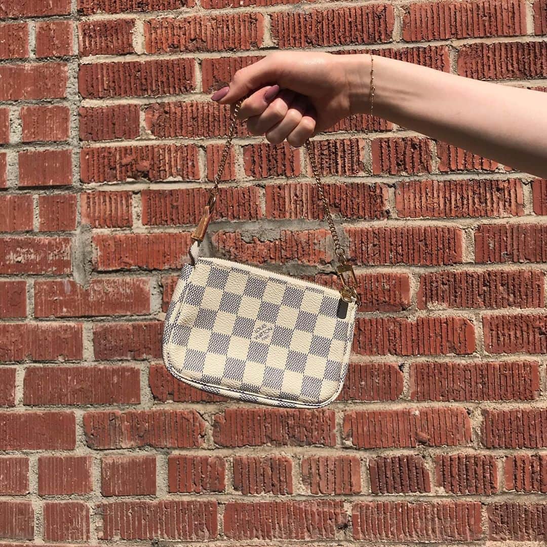 のインスタグラム：「New inventory from Japan!  Over 30 LV Damier Bags will be available  Pasadena Location this weekend !   Louis Vuitton Damier Azur Mini pochette $499 Damier Tote $1099 Boston Bag $1299  Also available online or at our Pasadena Location !  #louisvuitton #luxury #lv #damiergraphite #louisvuittonbag #louisvuittondamier #secondhand #louisvuittonvintage #keepall #louisvuittonkeepall #louisvuittonbostonbag #louisvuittonmini #louisvuittontote #resell #louisvuittonvintagebags」