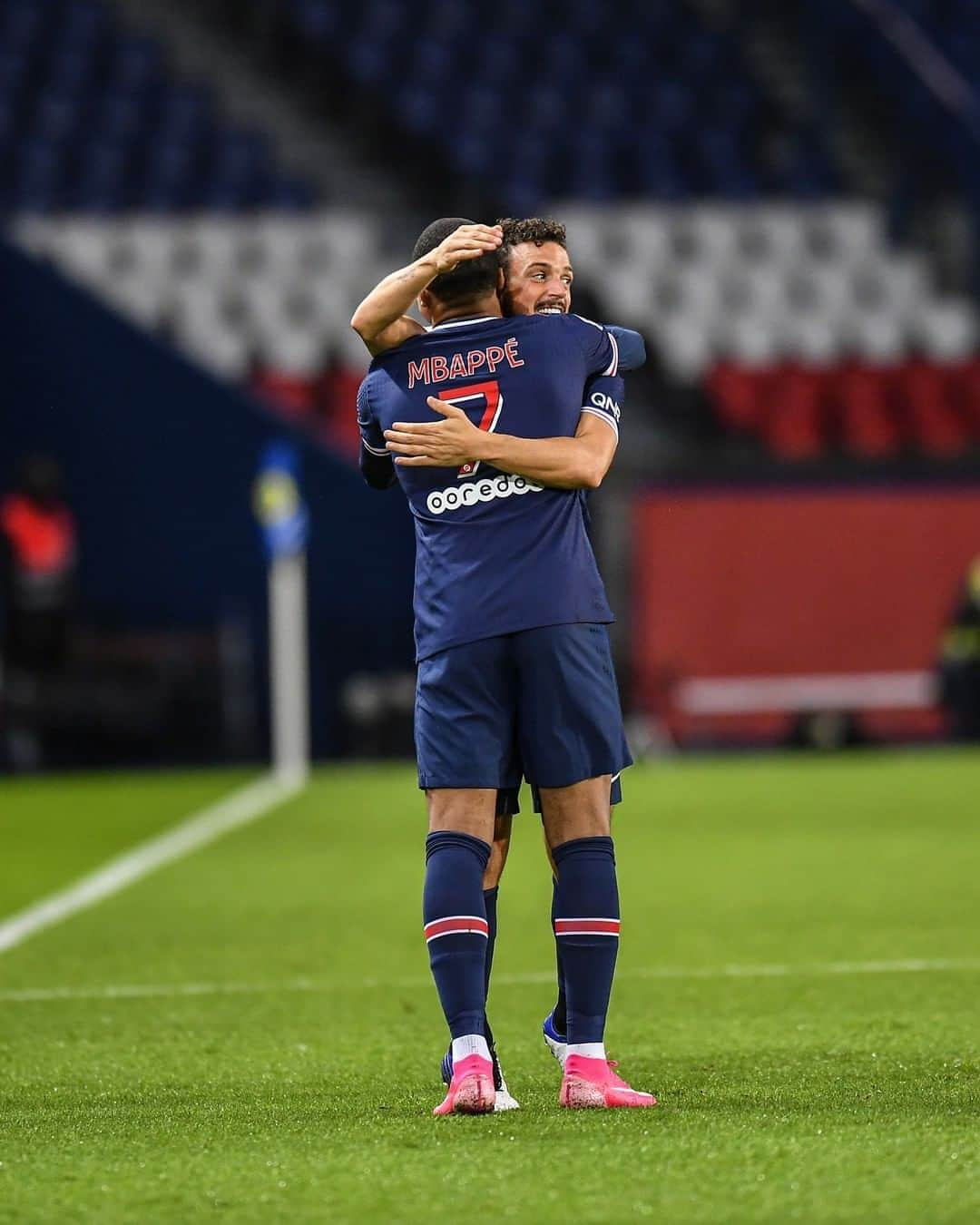 パリ・サンジェルマンFCさんのインスタグラム写真 - (パリ・サンジェルマンFCInstagram)「First ⚽️ And WHAT A G⚽️AL 😱 🤵 @florenzi . #WeAreParis #ICICESTPARIS #AllezParis #PSG #ParisSaintGermain #Paris #Football #Ligue1 #psgsco #Angers #france #Florenzi」10月3日 4時19分 - psg