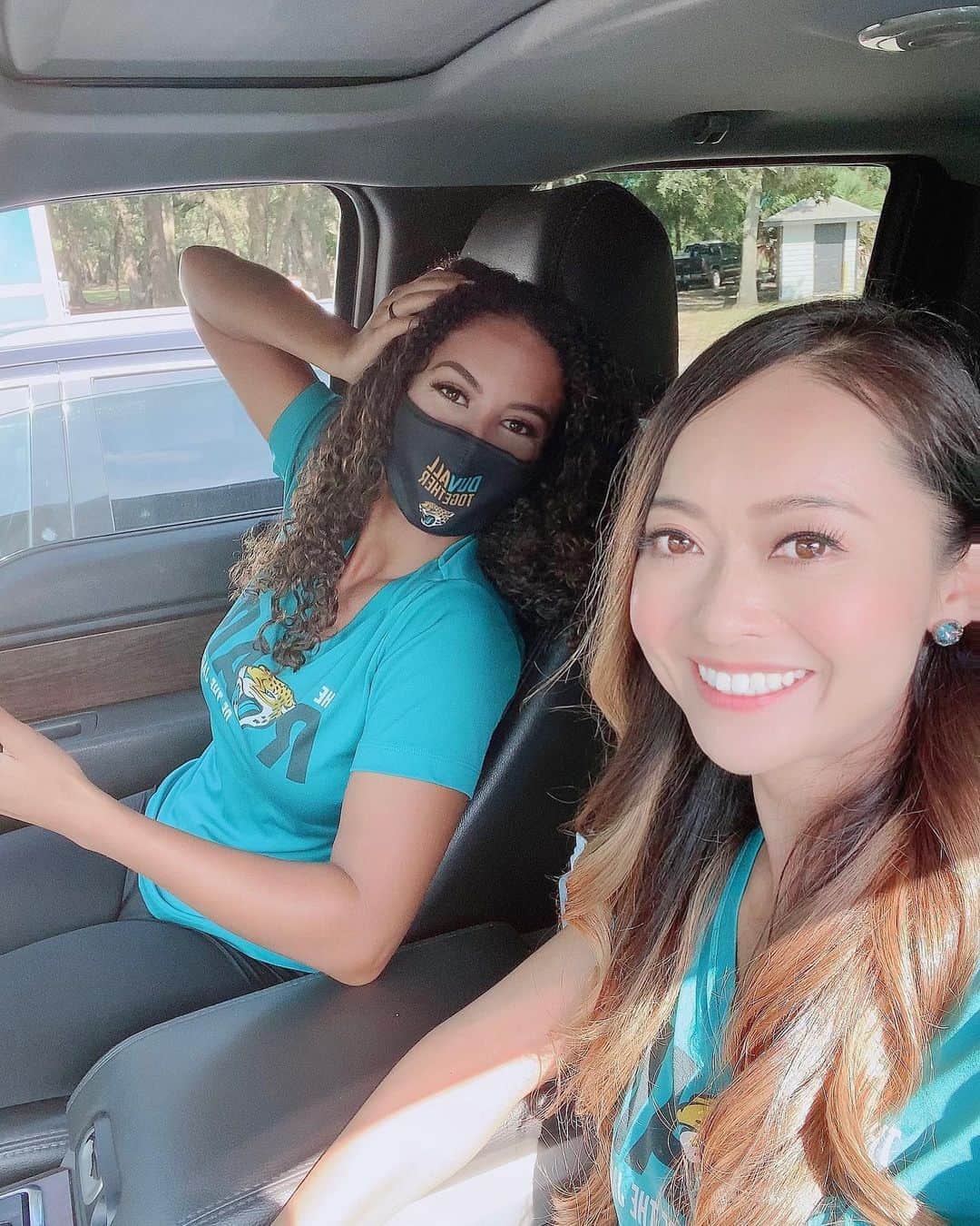 のインスタグラム：「Happy Friyay with my favorite person @sandydrezner ❤️❤️❤️ . . #jacsonville #Jags #jaguars #gojags #roar #theroarofthejaguars #theroar #nfl #cheer #cheerleader #nflcheerleaders #america #americandream #duval #duuuval #チア #アメリカ生活 #チアリーダー #夢 #挑戦 #意志あるところに道は開ける #challenge #chance #happyfriyay #teammate」