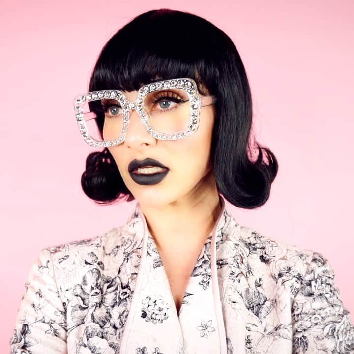 カーミンのインスタグラム：「🚨 GIVEAWAYS ARE BACK 🚨 who wants to win my stunning clear & sparkly glasses from the PRE ROLL video?? 👀 tag 2 friends winner announced monday」