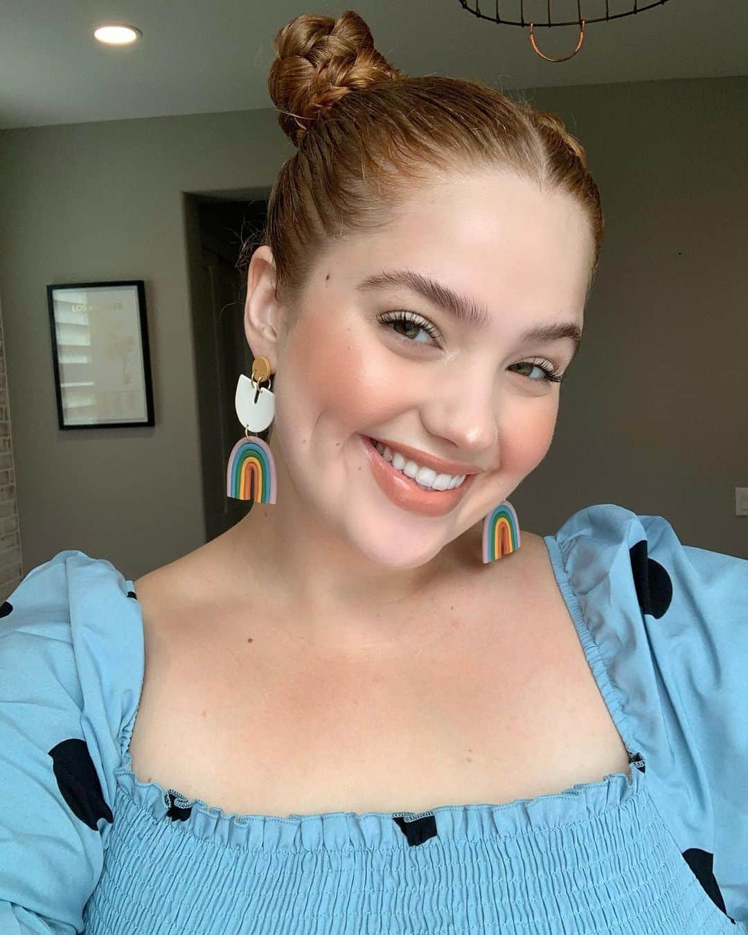 ブリー・キッシュのインスタグラム：「stepping up my WFH looks with these super simple braided space buns and my 3 favorite @tresemme products from @walgreens! this shampoo/conditioner combo leaves my hair silky and shiny while this hairspray locks my hair into place like nobody’s business 💥 #TRESPartner ✨ i’ll be showing you just how easy it is to achieve this look on my IG stories + creating a TRESemmé highlight so you can follow along or refer back to it whenever your WFH look just isn’t cutting it 😜 #TRESstylefiles #walgreens」
