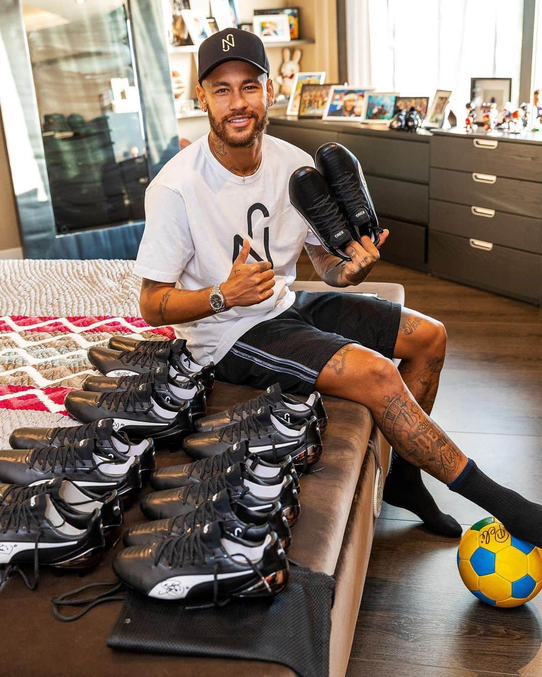 PUMA Footballさんのインスタグラム写真 - (PUMA FootballInstagram)「GOAL FOR THE KING - WIN HIS SIGNED BOOTS 👑  To enter: ➡️ Follow @pumafootball & @neymarjr ➡️ Like this post & tag a mate」10月3日 4時47分 - pumafootball