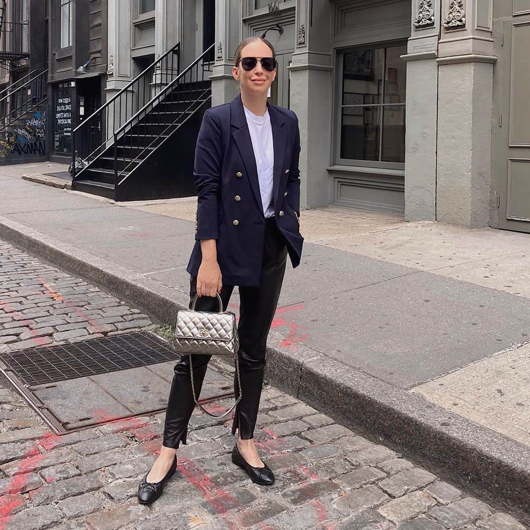 Helena Glazer Hodneのインスタグラム：「Navy & black is such an underrated combo! Wearing the most stunning & impeccably made blazer from @classic.six - small business and female founded. Cannot recommend it enough 👏🏻👏🏻👏🏻」