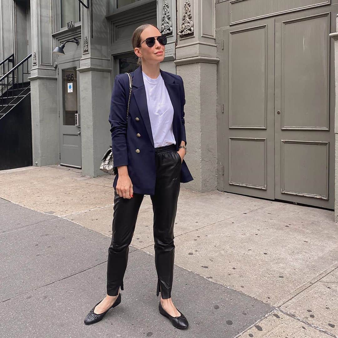 Helena Glazer Hodneさんのインスタグラム写真 - (Helena Glazer HodneInstagram)「Navy & black is such an underrated combo! Wearing the most stunning & impeccably made blazer from @classic.six - small business and female founded. Cannot recommend it enough 👏🏻👏🏻👏🏻」10月3日 5時13分 - brooklynblonde1