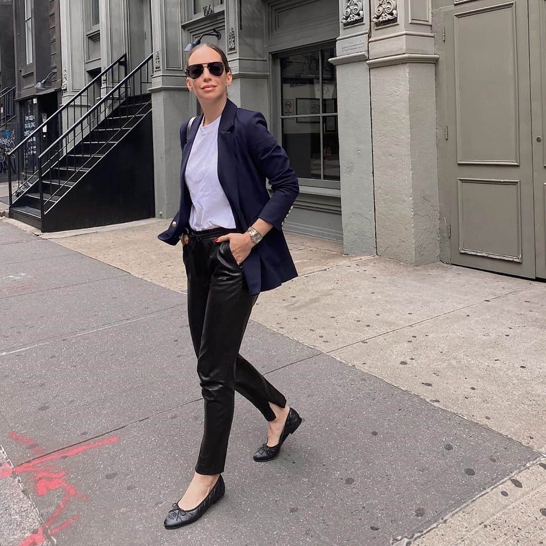 Helena Glazer Hodneさんのインスタグラム写真 - (Helena Glazer HodneInstagram)「Navy & black is such an underrated combo! Wearing the most stunning & impeccably made blazer from @classic.six - small business and female founded. Cannot recommend it enough 👏🏻👏🏻👏🏻」10月3日 5時13分 - brooklynblonde1