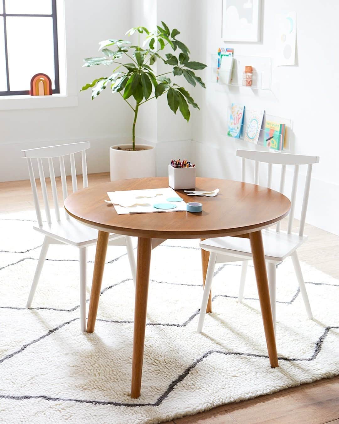 west elmさんのインスタグラム写真 - (west elmInstagram)「Mid-century gone mini! 👶✨ In collaboration with @potterybarnkids, our Mid-Century Play Table & Chairs are scaled-down for little ones and perfect for learning from home. They're @fairtradecertified, too! Link in bio #FairTradeFriday #ShareYourFair #FairTradeMonth #lovemypbk」10月3日 5時14分 - westelm