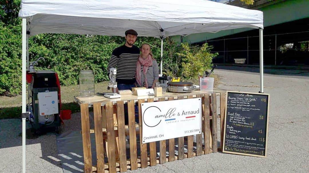 シャーロット・デュリフのインスタグラム：「Proud and exciting moment 🤩  My best friend @camille3000 moved from France to the US over a year ago to follow her husband in Cincinnati, OH.  One day recently she decided to open a creperie and that was enough to make it happen!  It was a matter of barely few weeks for them to acquire the gear, build a booth and get a licence (which happened today!) 🥳  So if you are around Cincinnati in the weekends, don't miss her at the Findlay market and treat yourself with an authentic French crepe (or several^^)  I did a little @coldhousemedia video to help launch the project, check it out and their page @camilleandarnaud and give them your support 😉」
