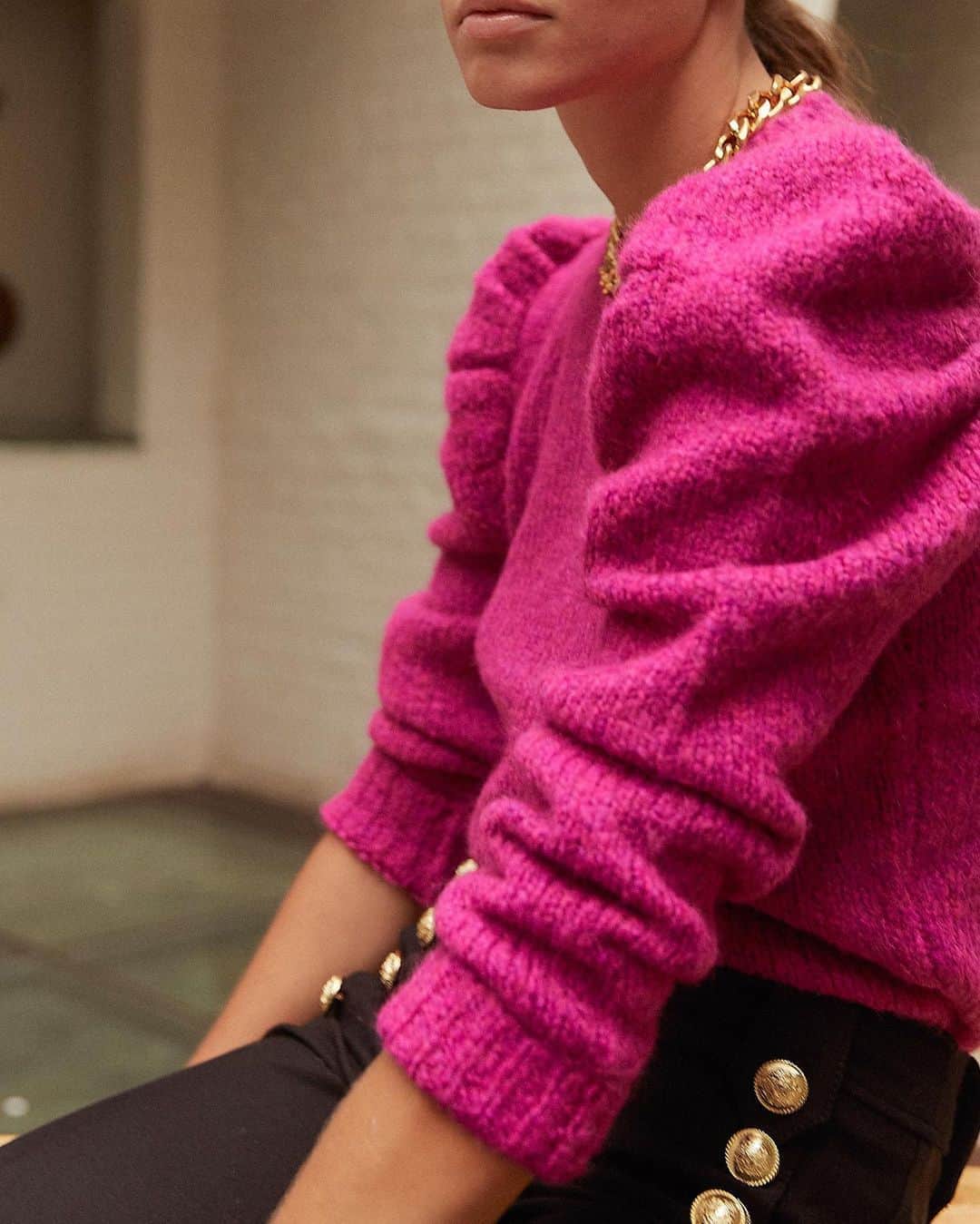 デレクラムのインスタグラム：「Don’t be afraid to stand out with our Locken Puff Sleeve Sweater.」