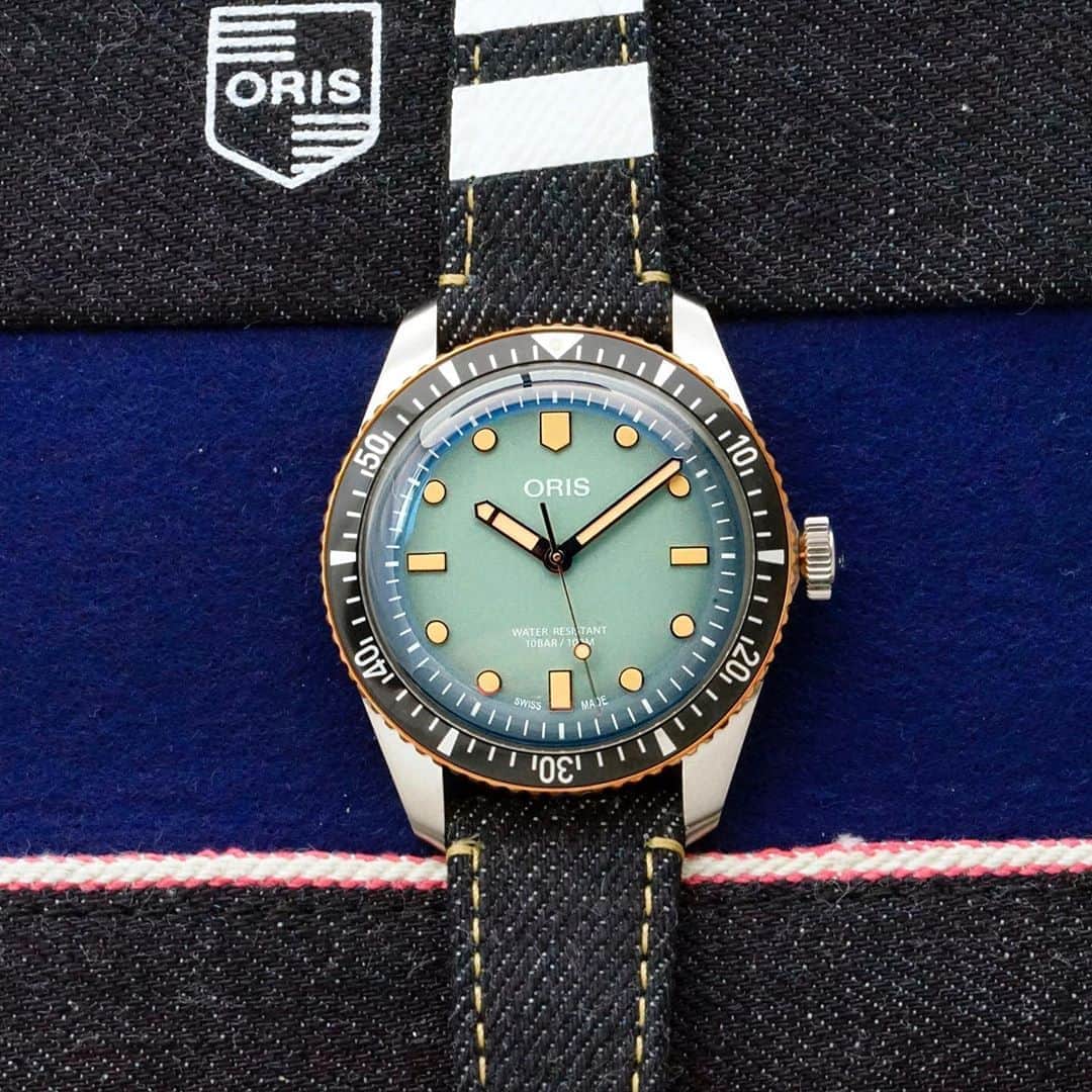 Daily Watchさんのインスタグラム写真 - (Daily WatchInstagram)「@Oris x Momotaro Divers Sixty-Five. A collaboration between ORIS and premium Japanese jeans brand Momotaro featuring a gradient green dial, a bronze-edged diving bezel and an indigo denim strap crafted by the iconic Japanese company. Powered by a Swiss Made mechanical movement 🤩 #ORIS #Momotaro」10月3日 5時27分 - dailywatch