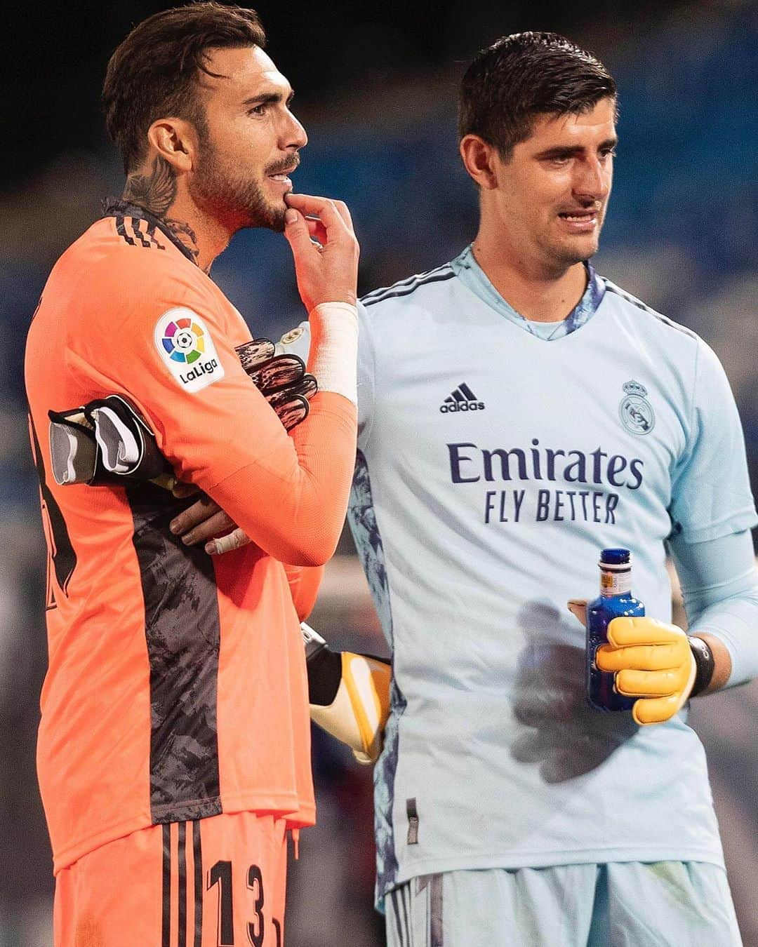 LFPさんのインスタグラム写真 - (LFPInstagram)「𝗚𝗢𝗔𝗟𝗞𝗘𝗘𝗣𝗘𝗥 𝗧𝗔𝗟𝗞𝗦 😉🧤  Los porteros se entienden... 😉🧤  #Courtois #Roberto #RealMadrid #RealValladolid #RealMadridRealValladolid #LaLigaSantander #LaLiga #YouHaveToLiveIt #HayQueVivirla」10月3日 5時30分 - laliga