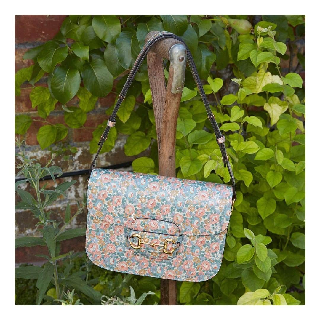 グッチさんのインスタグラム写真 - (グッチInstagram)「Tiny floral prints by @libertylondon appear on a special collection of accessories and ready-to-wear. Defined by the Horsebit hardware, the #GucciHorsebit1955 #GucciLiberty shoulder bag is available exclusively through link in bio. #AlessandroMichele @alessandro_michele」10月3日 5時30分 - gucci