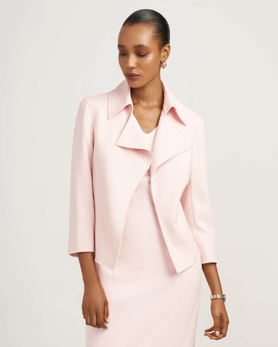 のインスタグラム：「This season, we're falling for polished pinks, strong silhouettes, and delicate details. Shop timeless pieces curated for The Breast Cancer Research Foundation (BCRF) at the link in our bio. #AKxPink #BreastCancerAwareness @bcrfcure」