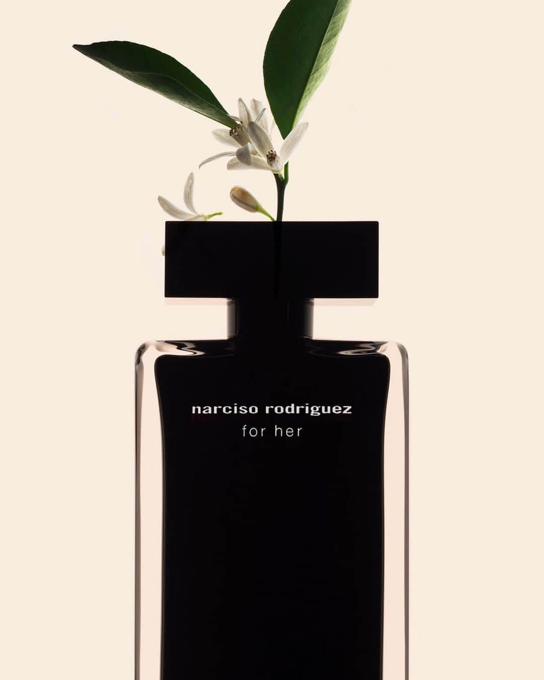 ナルシソロドリゲスさんのインスタグラム写真 - (ナルシソロドリゲスInstagram)「for her: delicate osmanthus florals and soft amber enrich a rare heart of musc. #forher #narcisorodriguezparfums #parfum #fragrance」10月3日 5時48分 - narciso_rodriguez