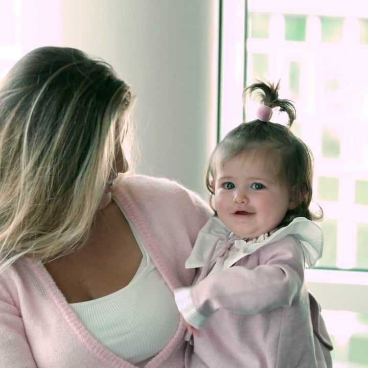 エイミー・ウィラートンのインスタグラム：「#AD I had never considered getting life insurance before I had Demz but now I’m a mum, financially protecting her for the future is so important !  Polly.co.uk is designed for mums to get free quotes for life insurance cover from FCA-approved advisors. You can chat with an expert and find an affordable life insurance policy that will give you peace of mind ❤️ #pollylifeinsurance」