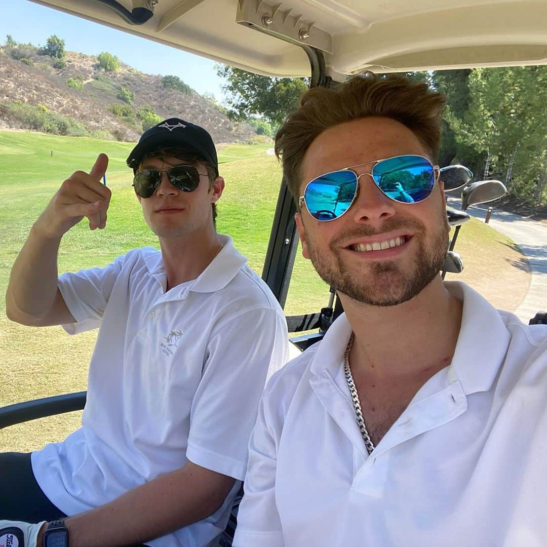 ギャレット・バックストロームのインスタグラム：「Friday morning golf session with the boys! Matt said he would bring the cigars and brought 2 dollar swishers from the gas station... next time I’m bringing the Cubans😤😜@colinford @matt5williams」