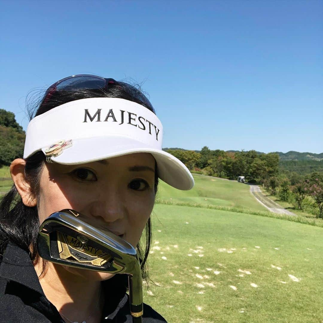 生島早織さんのインスタグラム写真 - (生島早織Instagram)「今日もお仕事〜⛳️  約20年ほど前から応援していただいている、あるデパート関係の会❣️  プロになった当時から応援して頂いていて、一時帰国というタイミングで皆様にお会いできた事に感謝❤️  6ホールずつ私が下がっていって全ての方とプレーする事が出来ました。  この会を紹介してくれた叔父は昨年亡くなってしまったけど、コロナ禍にも関わらず、皆んな元気にゴルフ場で再会できるなんてなんて嬉しい事でしょう😍  営業するゴルフ場でもコロナ対策を沢山感じました。  トイレにもこの様な貼り紙。  軟禁生活だったブラジルでの生活からは考えられない様な幸せな時間でした⛳️❣️  そして〜 ゴルフの後は双子達が通う幼稚園に直行🚙💨  幼稚園の延長保育をフルに利用させて貰っています😆 何より双子達が楽しんでくれているのがありがたい❣️  金曜日と言う事で夜寝るのも少し遅くなり気味？ ブラジルの学校のオンラインクラスに参加💻  毎週金曜日は『Toy Day』  双子達それぞれお気に入りのおもちゃを手にパソコンの前に待機していました。  最近やっとわかったのですが、お気に入りのおもちゃを持って行き、そのおもちゃについてクラスのみんなに発表する！ 紹介する！ と言う時間だったんだね〜  私はてっきり、金曜日だけは自分のおもちゃを持って来て遊んでもいいよ〜 位にしか思っていなかった。  自分のおもちゃについてみんなに説明する！ 発表する！ 紹介する！  いろんなスキルを身に付ける為のアイテムだったのね😆  上手く説明出来ないから？ 双子達、あまり持って行きたがらなかったのか〜  オンラインクラスで、授業の様子をのぞける様になりやっとわかりました〜🤣  子供の頃から身に付けたい大切なスキル‼️  オンラインクラス期間にお手伝いしながら慣れてもらい、通える様になったら楽しんで行ってもらえるように頑張ろう😆  この年齢で1日中オンラインは厳しいなぁ〜と、思っていましたが、今まで全く知らなかった事や子供達だけでは理解出来なかった事を説明してあげたり出来て、良い事も沢山❣️  今できる事を楽しみながら全力でサポートしようと思います。  気付いたらパソコンの前は私1人になっているけど😅  本読みが大好きな次男❤️📚  最近は、付箋を貼る方が楽しいらしい😅 大好きなページに貼りまくり😱  『今日は付箋祭り〜🤣』  だって😂  #双子育児 #双子ママ #一時帰国 #ゴルフのお仕事 #ママはプロゴルファー #オンラインクラス #internationalschool  #金曜の夜は夜更かし #感謝 #コロナ禍」10月3日 5時58分 - saori.ikushima