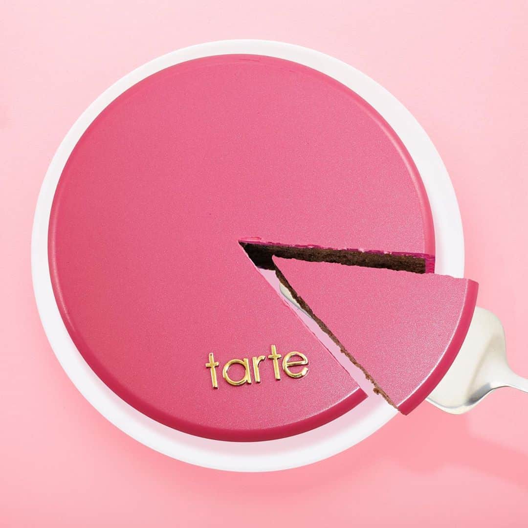 Tarte Cosmeticsさんのインスタグラム写真 - (Tarte CosmeticsInstagram)「Are we still tryna figure out what's cake or not? 🍰 Because this Amazonian clay 12-hr blush looks pretty tasty... Shop now on tarte.com! #tarteturns20」10月3日 6時02分 - tartecosmetics