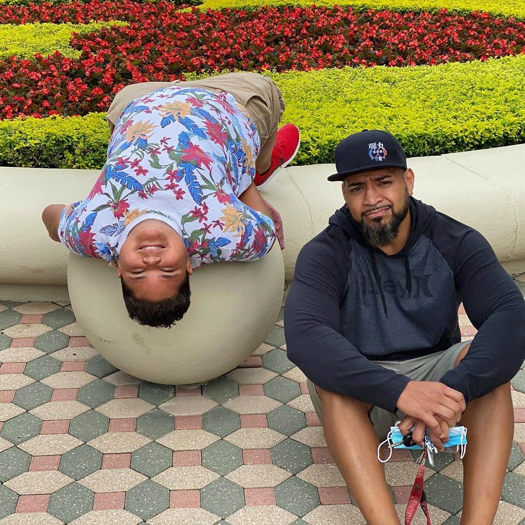 テヴィタ・フィフィタのインスタグラム：「Although the nephew is the size of an average adult, I’m happy he’s still just a regular 9 year old. #breakfast #houseofthemouse #goofy」