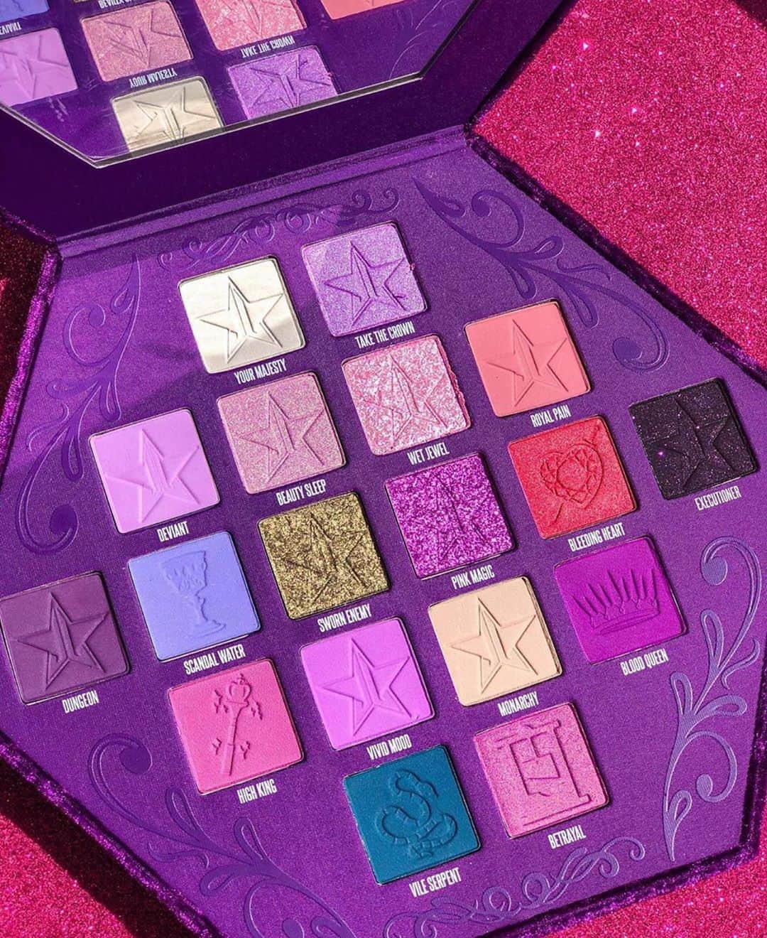 Jeffree Star Cosmeticsさんのインスタグラム写真 - (Jeffree Star CosmeticsInstagram)「TAKE THE CROWN👑 @helsinkistarr features our #BLOODLUST eyeshadow palette 🔮✨ What’s your favorite shade? 🌟 #jeffreestarcosmetics」10月3日 6時06分 - jeffreestarcosmetics