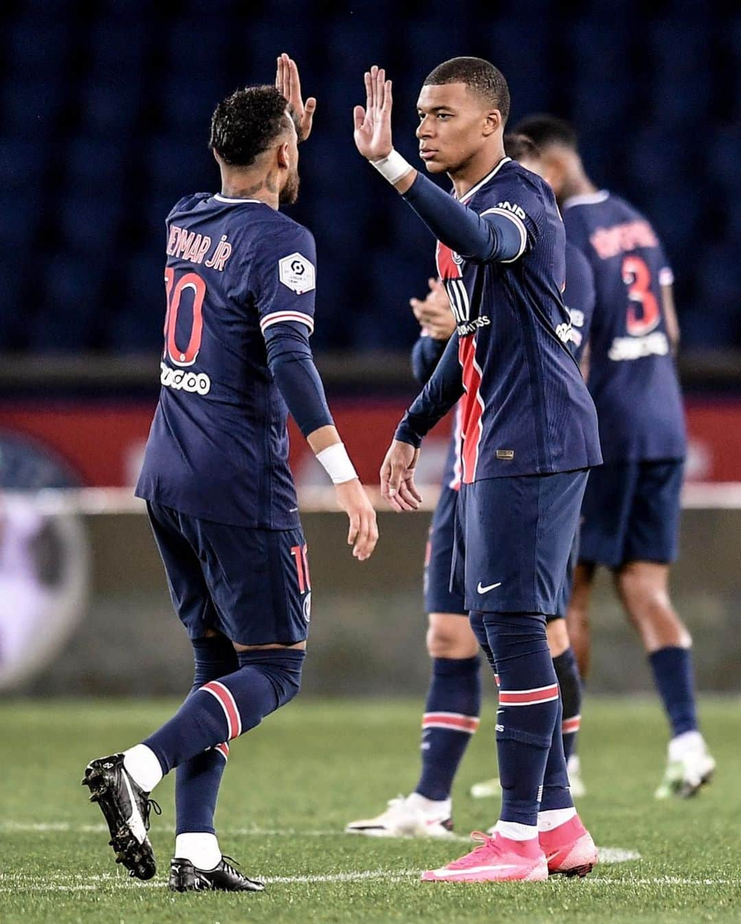 リーグ・アンさんのインスタグラム写真 - (リーグ・アンInstagram)「🇫🇷 ⚽️ @k.mbappe 🤝 @neymarjr ⚽️⚽️ 🇧🇷 🎉 Festival de buts au Parc ! Le @psg déroule et s'impose facilement face à @angers_sco 🌪️👊 !  🆚 #PSGSCO (6-1)  PSG rolled at home to easily beat Angers SCO! • • #Ligue1UberEats #KylianMbappe #Mbappe #Neymar #NeymarJR #PSG #ParisSaintGermain #ParcDesPrinces #Paris」10月3日 6時26分 - ligue1ubereats