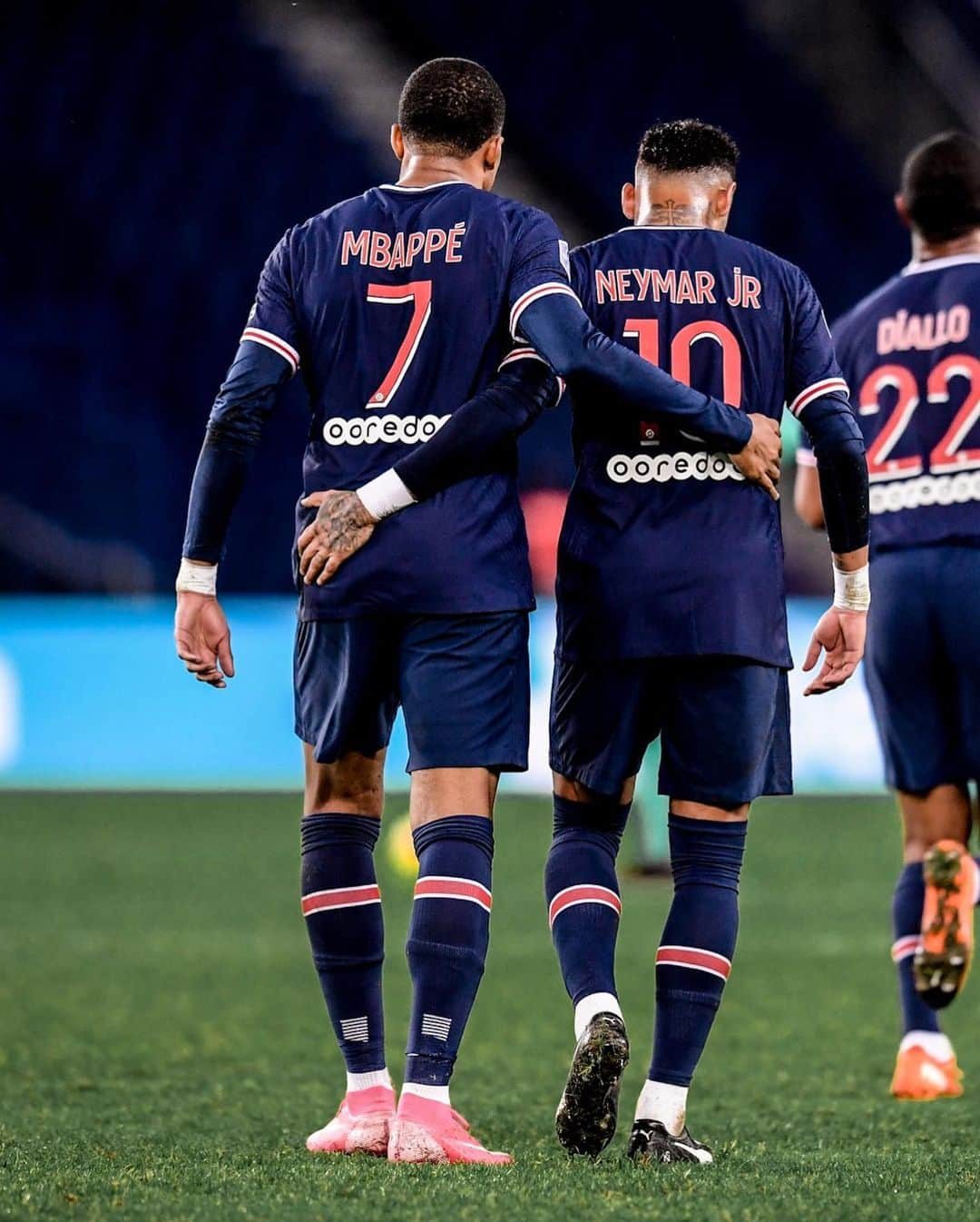 リーグ・アンさんのインスタグラム写真 - (リーグ・アンInstagram)「🇫🇷 ⚽️ @k.mbappe 🤝 @neymarjr ⚽️⚽️ 🇧🇷 🎉 Festival de buts au Parc ! Le @psg déroule et s'impose facilement face à @angers_sco 🌪️👊 !  🆚 #PSGSCO (6-1)  PSG rolled at home to easily beat Angers SCO! • • #Ligue1UberEats #KylianMbappe #Mbappe #Neymar #NeymarJR #PSG #ParisSaintGermain #ParcDesPrinces #Paris」10月3日 6時26分 - ligue1ubereats