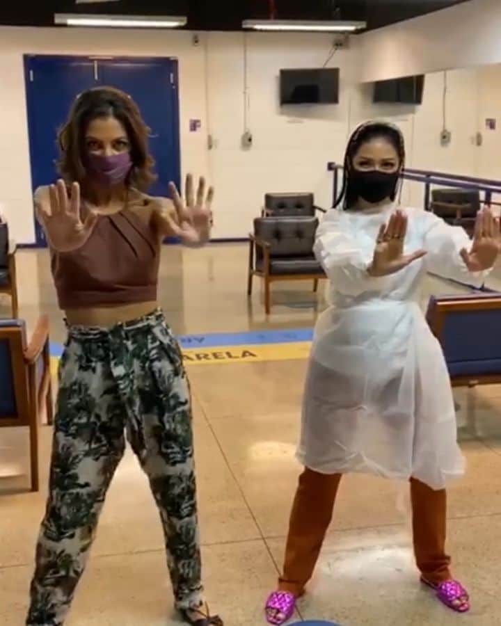 Claudia Leitteのインスタグラム：「#Desembaça já chegou nas rádios e tá colocando todo mundo pra dançar! Vocês já aprenderam a coreô e estão jogando o nível do #DesembaçaChallenge lá em cima! 🚀 Isso tá bom demaaaaaaaais!!!!!! Compartilha seu vídeo e não esqueça da tag! 😘😘😘」