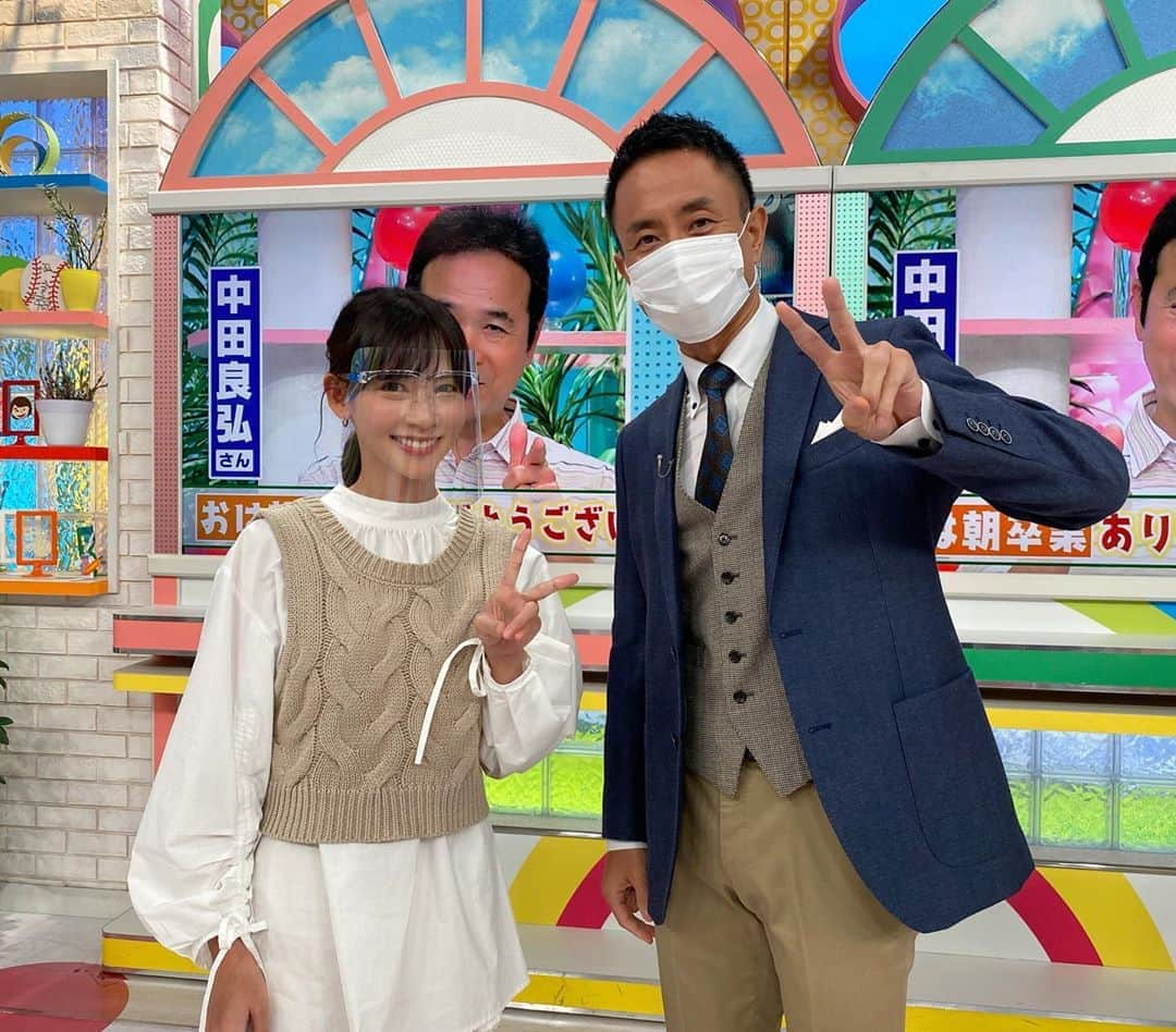 阪本智子さんのインスタグラム写真 - (阪本智子Instagram)「🐰♡ 12年間お世話になった関西の朝の番組 ｢#おはよう朝日です ｣を卒業しました👩🏻‍🎓✨ ・ 20歳の頃にオーディションに受かり、 宮根誠司さんの時代からリポーターとして 出演してきました💁🏻‍♀️♬ 毎年数回海外ロケにも行かせて頂き、 本当に沢山の経験をさせて頂いたなぁ✈️❤ ・ 今まで見てくださった皆さん 本当にありがとうございました😊 そして、今後も変わらずお仕事も育児も 楽しみながらやっていきますので、 これからも応援よろしくお願いしますね💕 ・ 家に帰ると旦那さんが花束とケーキを 用意してくれていました😭💐🎂✨ #優しさに感謝 ＊ #tvreporter #boymama #maskmakeup  #おは朝 #リポーター #マスクメイク #フェイスシールド #男の子ママ #阪本智子」10月3日 6時20分 - tomoko_sakamoto423