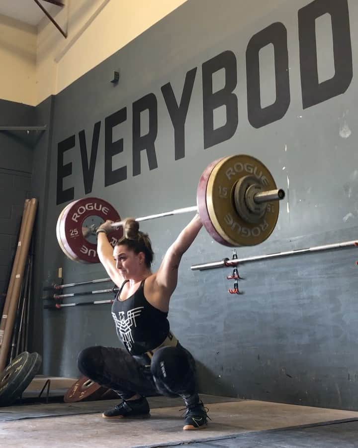 マッティ・ロジャーズのインスタグラム：「Energy level: I took a nap 30 mins after I woke up today 😂   I knew today would be tough even before I saw the workout just because this week has been a MONSTER of a week. Potentially my hardest yet as far as volume AND intensity & not one or the other. Goal was multiple sets at the same weight in the upper ranges & mission accomplished. A tired brain will try to sabotage a tough session, so I’m extra proud of this one. Of course my best CJ set of the day didn’t record, so here’s a miss in its place since I “never post misses” 🙄 Cleaned the shit out of 35 more times in one session than literally ever, so ILL TAKE THAT AS A WIN today! Safe to say I earned my back off week next week.  @2poodperformance @roguefitness」