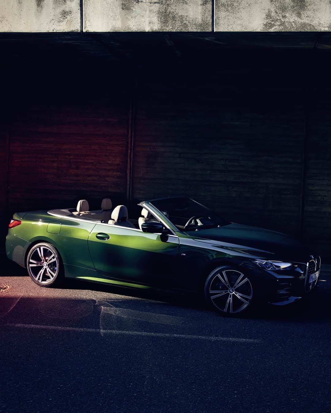 BMWのインスタグラム：「Roof down. Jump in. Lean back. Ride on. The all-new BMW 4 Series Convertible. #THE4 #BMW #4Series」