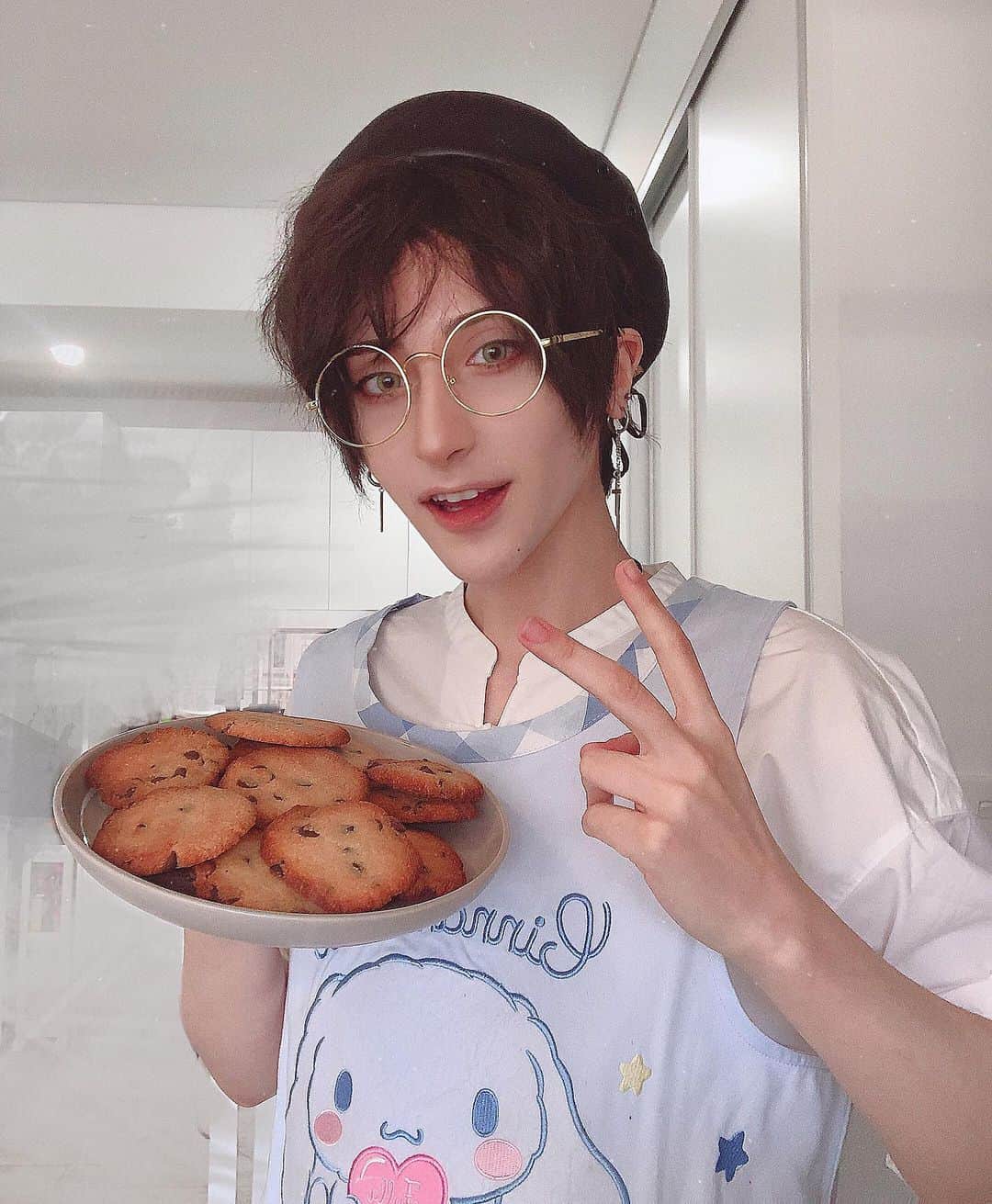 ナイトのインスタグラム：「I did my first cooking stream today on Twitch! 👉👈 We made Keto Chocolate-Chip Cookies, it was a bit chaotic but the outcome turned out great haha~ Definitely will do more cooking streams in the future at twitch.tv/knitecoser ✌️」