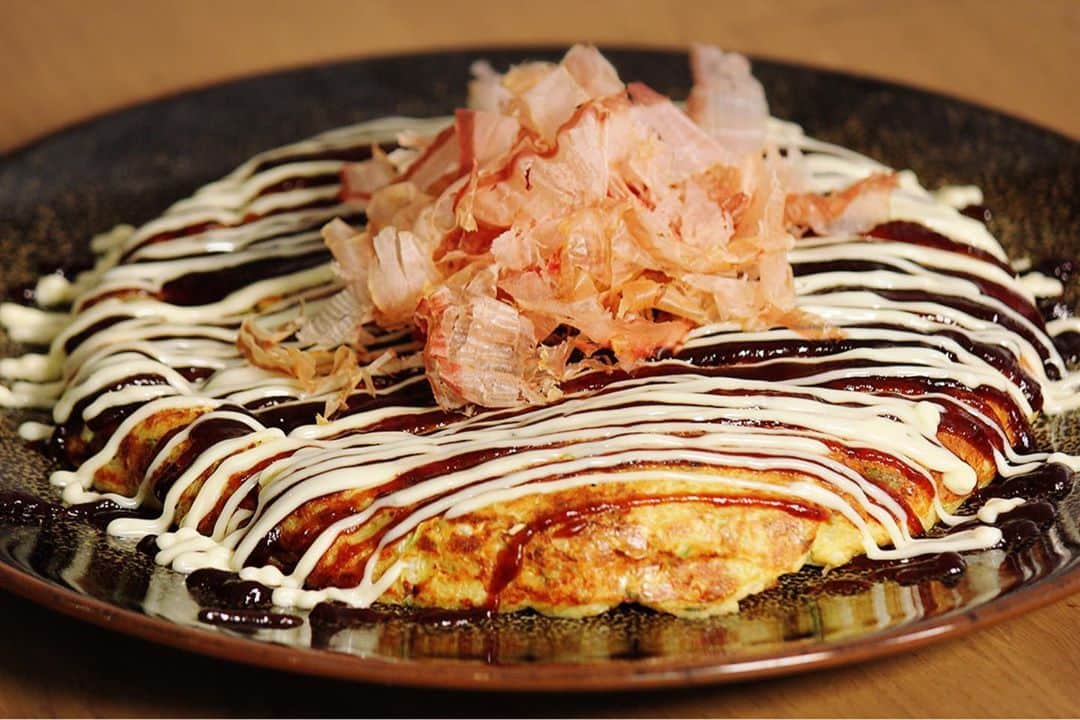 川島章良さんのインスタグラム写真 - (川島章良Instagram)「. . . 今回作ったのは『粉なしお好み焼き』です。  大和芋だけで作ったお好み焼きです。  ふわふわでもう食べてる感覚なくかなり軽いお好み焼きです。  だしパックダイエットとしても効果的ですし、  ダイエット中の方にもそうじゃない方にもおすすめなお好み焼きです。  普通のお好み焼きの味なのに軽いです。  まじで10枚とかいけるかもです。  材料  ・大和芋　３００g ・だしパック　1パック ・卵　２個 ・キャベツ　２００g ・万能ねぎ お好み ・豚バラ　お好み ・お好みソース　適量 ・青海苔、削り節　お好み  作り方はYouTubeの かわだしクッキングを観てください。 お願いします🤲 再生数やばいです笑笑  #お好み焼き  #かわだしクッキング #だしパックダイエット #だしパック料理研究家  #だしパック #出汁 #大和芋 #ダイエット #ダイエットメニュー」10月3日 17時22分 - hannyakawashima