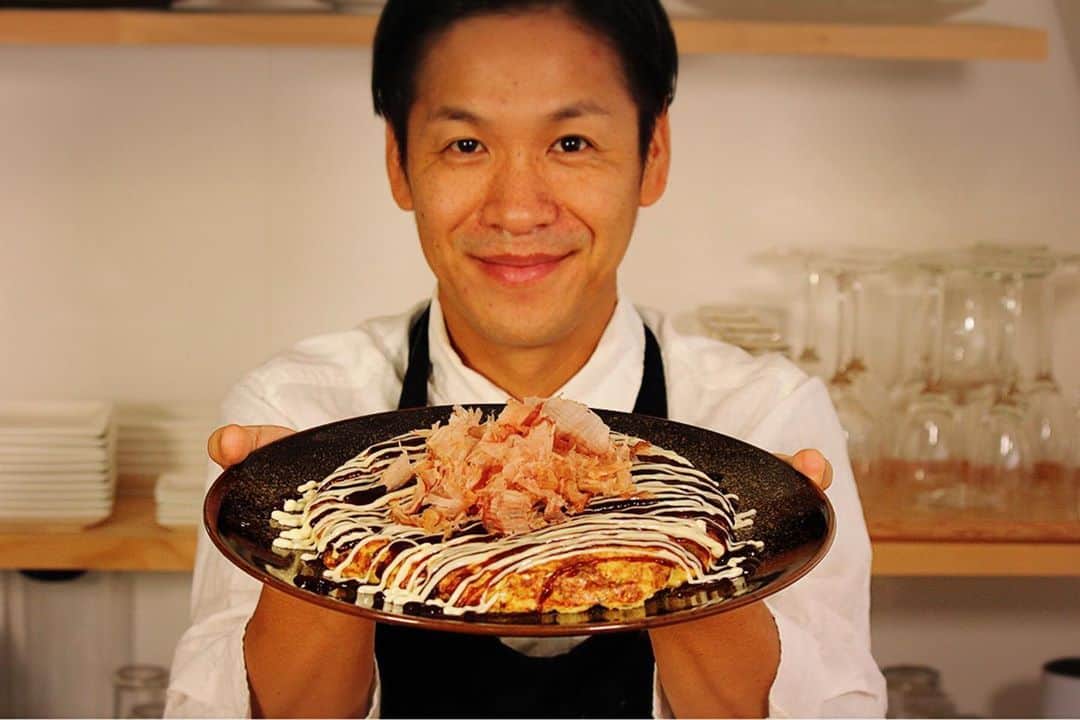 川島章良さんのインスタグラム写真 - (川島章良Instagram)「. . . 今回作ったのは『粉なしお好み焼き』です。  大和芋だけで作ったお好み焼きです。  ふわふわでもう食べてる感覚なくかなり軽いお好み焼きです。  だしパックダイエットとしても効果的ですし、  ダイエット中の方にもそうじゃない方にもおすすめなお好み焼きです。  普通のお好み焼きの味なのに軽いです。  まじで10枚とかいけるかもです。  材料  ・大和芋　３００g ・だしパック　1パック ・卵　２個 ・キャベツ　２００g ・万能ねぎ お好み ・豚バラ　お好み ・お好みソース　適量 ・青海苔、削り節　お好み  作り方はYouTubeの かわだしクッキングを観てください。 お願いします🤲 再生数やばいです笑笑  #お好み焼き  #かわだしクッキング #だしパックダイエット #だしパック料理研究家  #だしパック #出汁 #大和芋 #ダイエット #ダイエットメニュー」10月3日 17時22分 - hannyakawashima