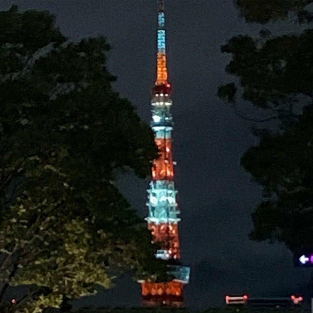 山下恵奈のインスタグラム：「🗼🖤」